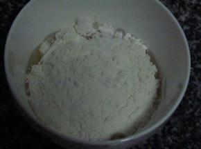 放上适量面粉和盐