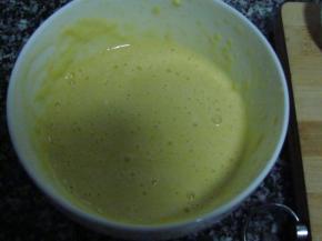 慢慢加水将其混合搅匀，搅成稀状且没有颗粒物