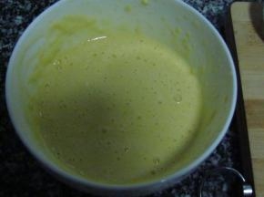 慢慢加水将其混合搅匀，搅成稀状且没有颗粒物