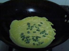 锅中放入少许食用油，油开后转小火，将面液倒入锅中煎