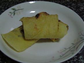 煎成两面金黄出锅，卷成蛋卷，用刀切成段即可