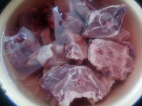 羊肉切成块状泡在水中去除血水