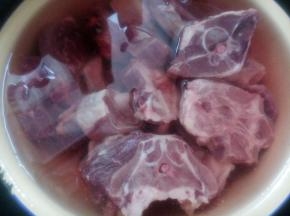 羊肉切成块状泡在水中去除血水