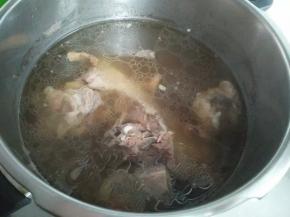 羊肉冷水下锅，倒入料酒，煮至沸腾，期间撇去血沫