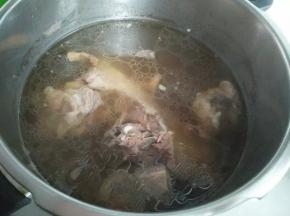 羊肉冷水下锅，倒入料酒，煮至沸腾，期间撇去血沫