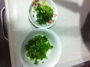 葱花香菜切末备用