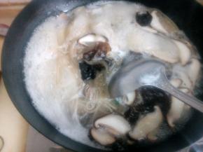 羊肉，木耳，粉丝和香菇放入炒锅内，倒入刚才煮肉的汤