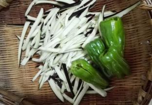 青椒洗净取籽切成条，茄子切成细条