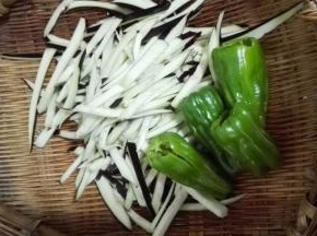 青椒洗净取籽切成条，茄子切成细条