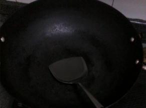 炒锅烧热，倒入适量食用油