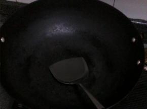 炒锅烧热，倒入适量食用油
