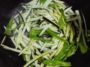 青椒炒成虎皮状，加茄子条翻炒，加盐调味