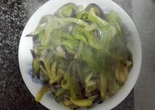 翻炒片刻，茄子熟了之后就可以关火出锅