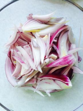 羊肉片从冰箱取出解冻，洋葱洗净切成丝