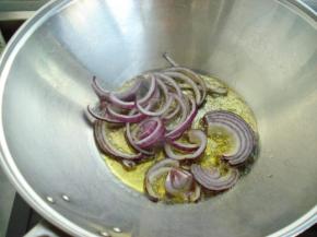 锅内放油加热，油热之后放入洋葱煸炒