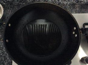 锅中放入适量清水，加盖大火煮开