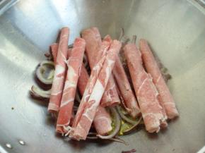 洋葱煸炒至半透明时放入羊肉片