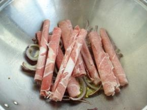 洋葱煸炒至半透明时放入羊肉片