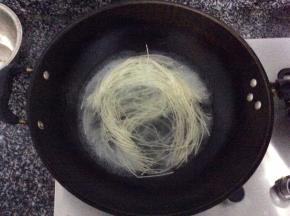 水开后将面条放入锅中煮