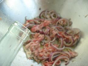 倒入料酒，快速翻炒至羊肉变色