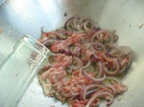 倒入料酒，快速翻炒至羊肉变色