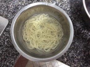 面条煮熟后迅速捞出，放入事先准备好的冷水中，防止面条粘连在一起