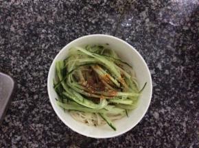 加入红油辣椒、香油、盐、酱油、鸡精调味，搅拌均匀就可以开吃了