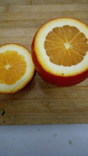 橙子葱顶端切掉1小部分，撒上少许的盐