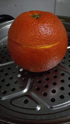 橙子葱顶端切掉1小部分，撒上少许的盐