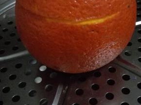 橙子葱顶端切掉1小部分，撒上少许的盐