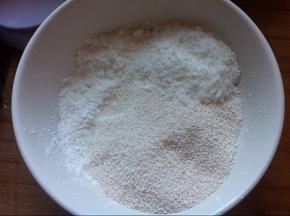 将糯米粉、藕粉和白糖按照比例分量混合，加水揉成软硬适合的糯米团