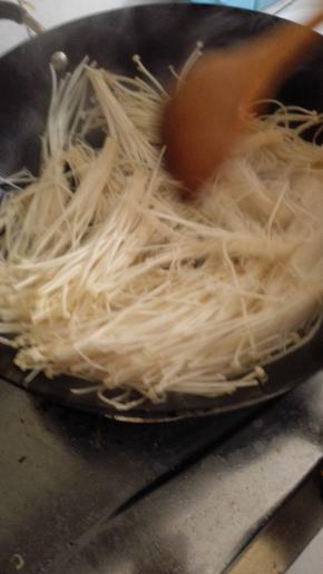 锅内放少许油，油热之后放入金针菇