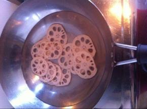 莲藕去皮切成薄片，锅中加适量白糖，藕片放进去煮1个半小时，煮至软糯