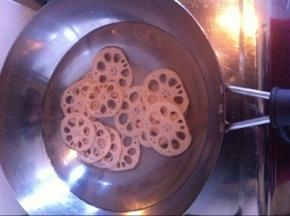 莲藕去皮切成薄片，锅中加适量白糖，藕片放进去煮1个半小时，煮至软糯