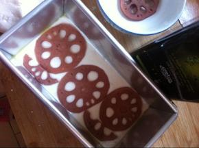 准备模具，将糯米团分成两部分，下面铺上一层，中间放上煮好的藕片，再覆盖一层，上蒸锅蒸半个小时左右