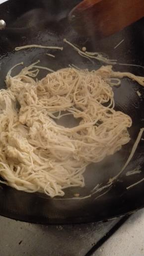 期间要不断地翻炒，逼出金针菇的水分，盛出炒好的金针菇