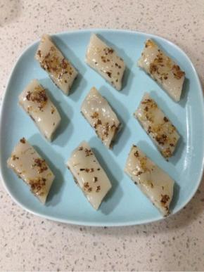 出锅后晾凉脱模，涂抹上一层厚厚的糖桂花，切块食用即可