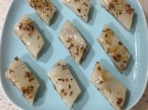 出锅后晾凉脱模，涂抹上一层厚厚的糖桂花，切块食用即可