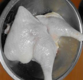 鸭腿洗净，擦干表面的水分，用小叉子在表面扎几个小孔