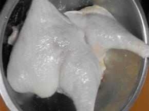 鸭腿洗净，擦干表面的水分，用小叉子在表面扎几个小孔