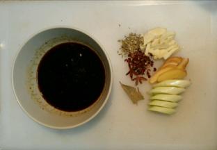 耗油，料酒，糖放入碗中，准备好葱姜蒜和香