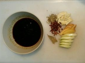 耗油，料酒，糖放入碗中，准备好葱姜蒜和香