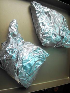 腌制好的鸭腿放在锡纸上，用锡纸包好之后放在烤盘上