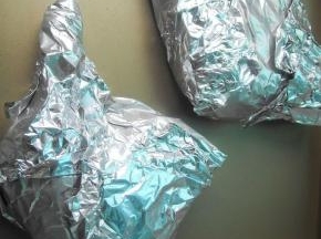 腌制好的鸭腿放在锡纸上，用锡纸包好之后放在烤盘上