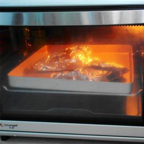 烤箱预热，上下火220度烤20分钟