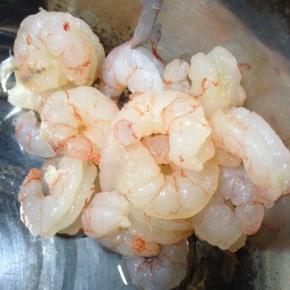 虾仁去掉虾线清洗干净，用少量的胡椒粉和盐腌制10分钟