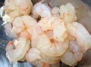 虾仁去掉虾线清洗干净，用少量的胡椒粉和盐腌制10分钟