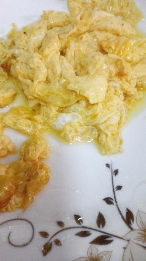 炒锅热油，放入蛋液炒成半凝固的状态，捞出备用