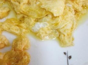 炒锅热油，放入蛋液炒成半凝固的状态，捞出备用