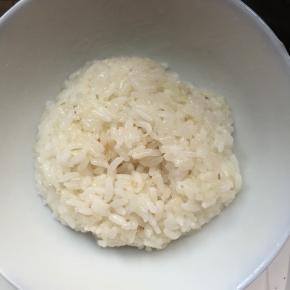 将剩米饭混合适量的寿司醋搅拌均匀，放在一旁静置30分钟